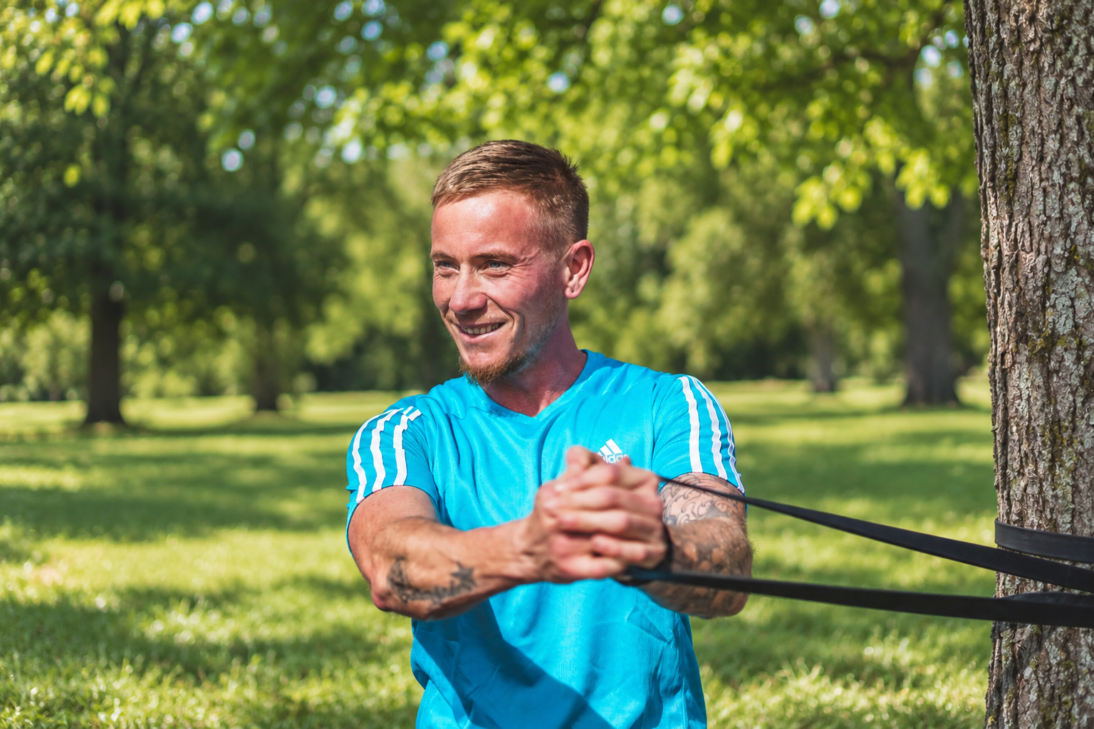 Lucas beim Training mit dem Widerstandsband im Park