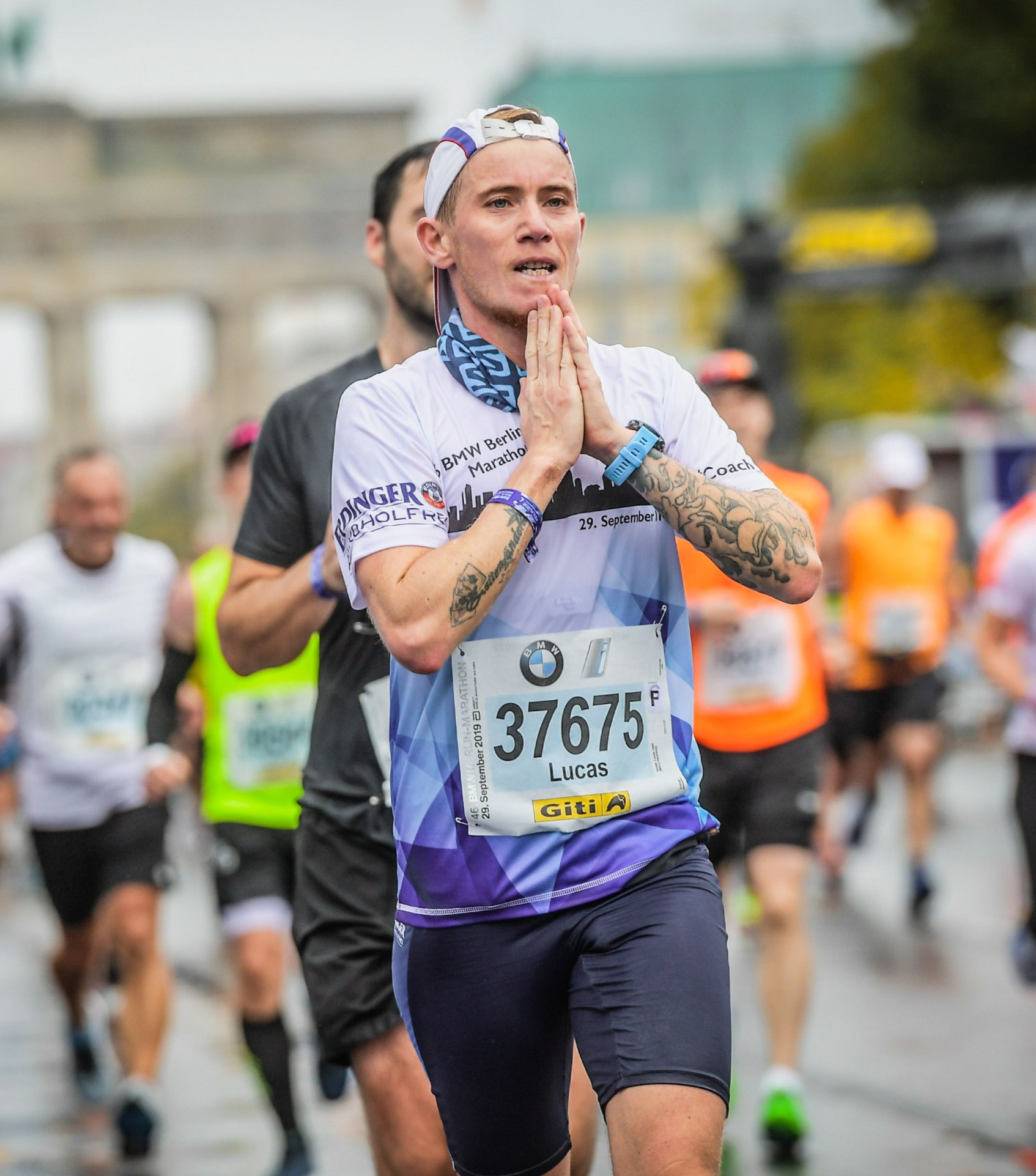 Lucas beim BMW Berlin-Marathon vor dem Brandenburger Tor
